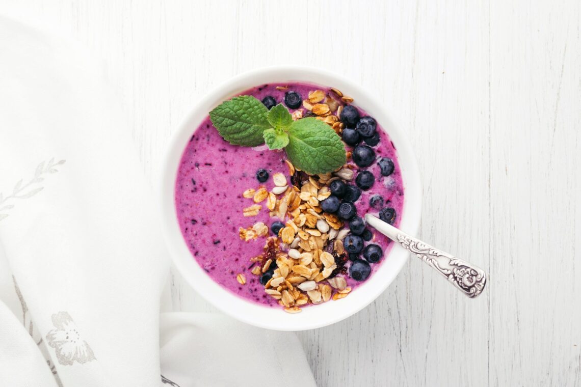 Magnihill - Smoothiebowl med yoghurt, blåbär, mango och jordgubbar